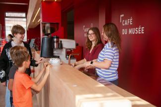 Visiteurs faisant une pause au café du Musée de la Résistance et de la Déportation de l’Aisne