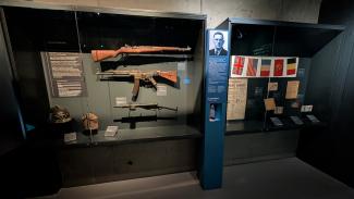 Présentation muséographique consacrée à la Libération et à la mémoire de la Seconde Guerre mondiale dans l’exposition permanente du musée.