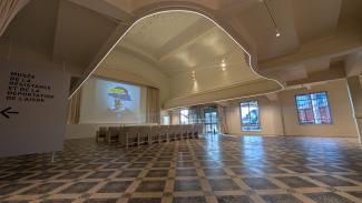 Salle de spectacle du Musée de la Résistance et de la Déportation de l’Aisne équipée pour les conférences, projections et événements culturels.