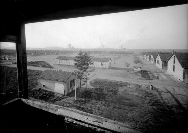 Vue du Frontstalag 122 de Compiègne-Royallieu montrant les baraquements alignés dans le camp