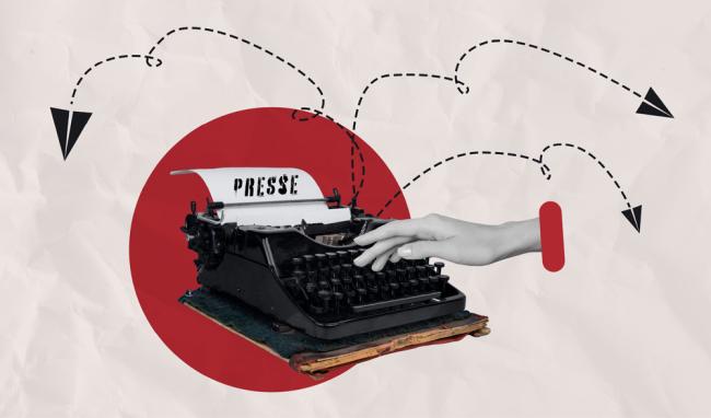 Machine à écrire ancienne portant la mention « Presse », avec des avions en papier en arrière-plan, illustration de la rubrique Presse du musée de la Résistance et de la Déportation de l’Aisne.
