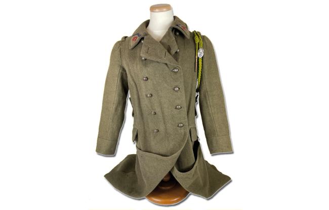 Capote modèle 1920-35 de soldat du 32e régiment d'infanterie exposée sur mannequin