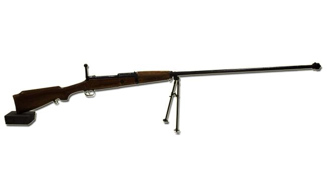 Fusil anti-char wz. 35 polonais de la Seconde Guerre mondiale, présenté avec son bipied déployé, conservé dans les collections du Musée de la Résistance et de la Déportation de l’Aisne.