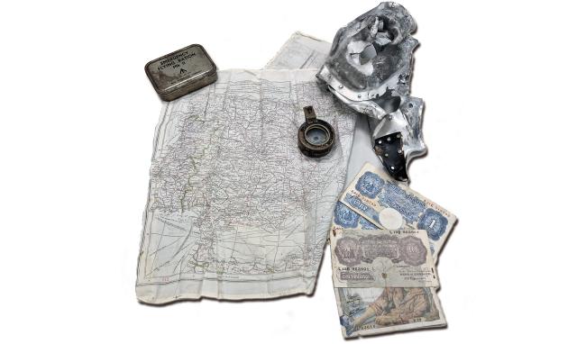 Objets d’un kit de survie d’aviateur allié : carte en soie, boussole, billets.