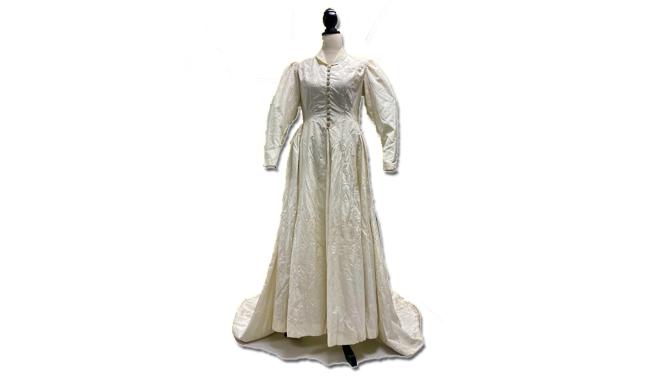 Vue de face d'une robe de mariée en toile de parachute.