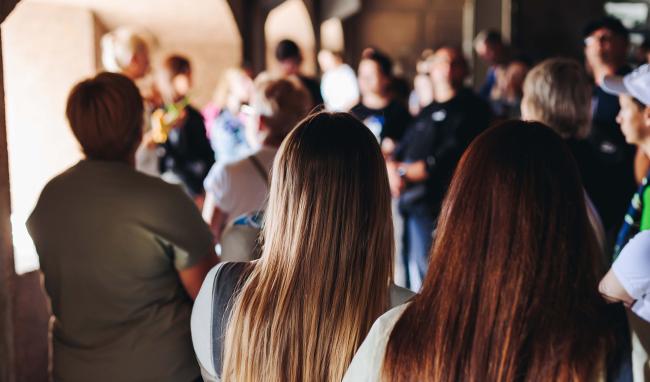 Groupe de personnes suivant une visite guidée dans le musée