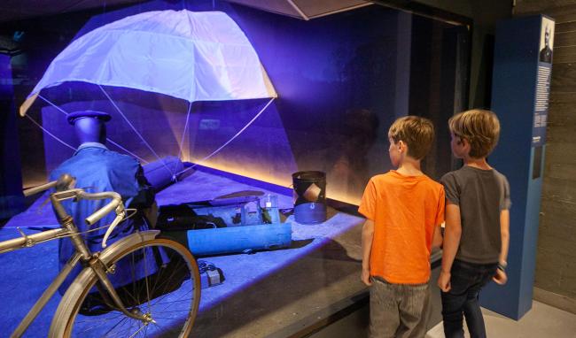 Jeunes visiteurs observant un diorama consacré à la Seconde Guerre mondiale au Musée de la Résistance et de la Déportation de l’Aisne