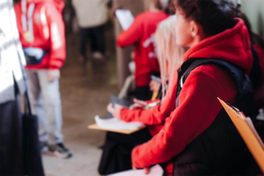 Enfants participant à une visite guidée avec prise de notes au musée