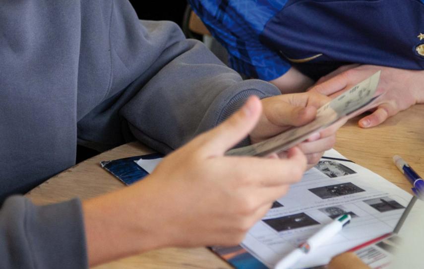 Enfants participant à un atelier sur les techniques de communication secrète utilisées pendant la Seconde Guerre mondiale au musée de la Résistance et de la Déportation de l'Aisne.