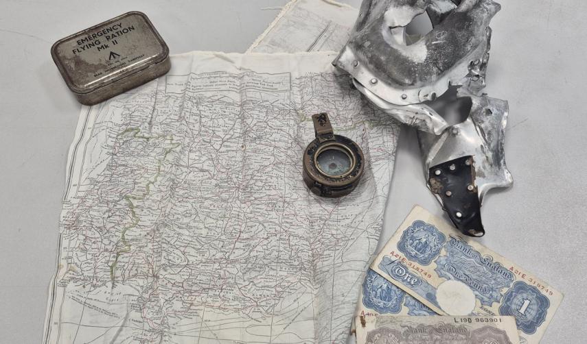 Objets liés à l’évasion des aviateurs alliés pendant la Seconde Guerre mondiale : carte, boussole et débris d’avion