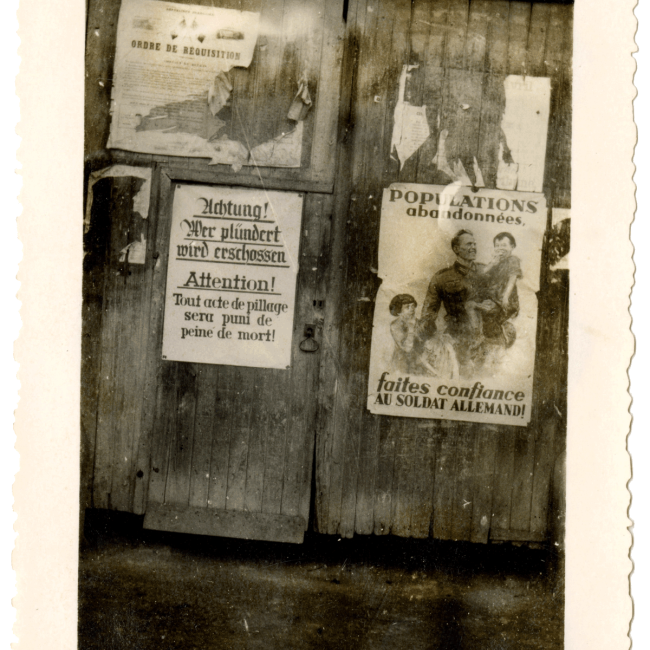 Affiches de propagande allemandes apposées sur une porte dans l’Aisne pendant l’occupation