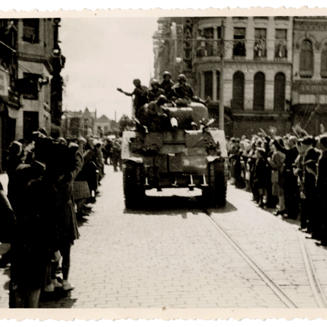 Char Sherman américain avançant devant l’hôtel de ville de Saint-Quentin sous les acclamations de la foule en 1944