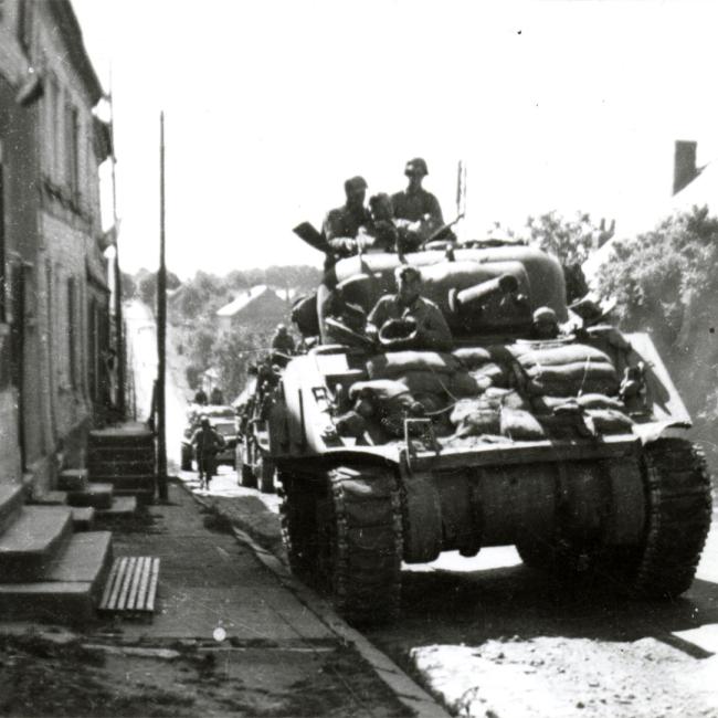 Char américain avançant dans une rue lors de la libération de Brunehamel en 1944