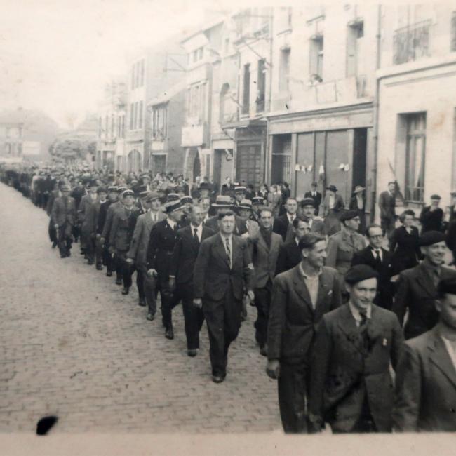 Défilé de résistants dans les rues de Chauny le 2 septembre 1944