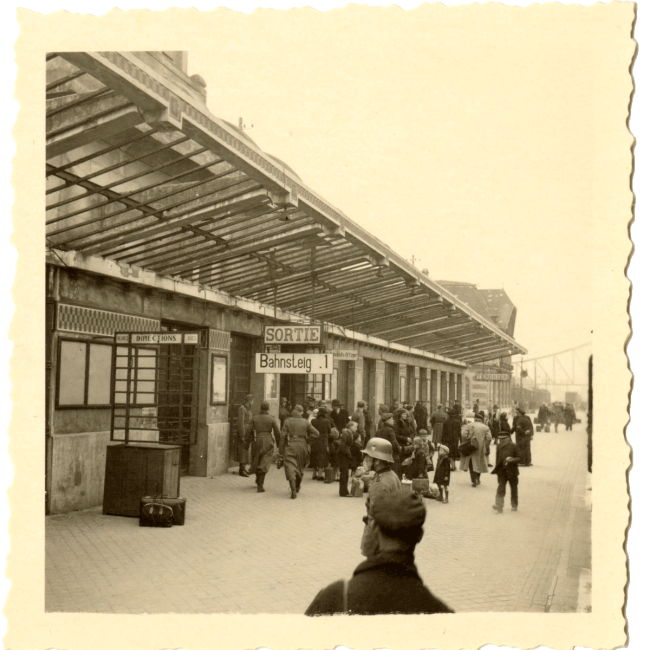 Gare de Tergnier sous l’occupation allemande avec des voyageurs et soldats sur le quai