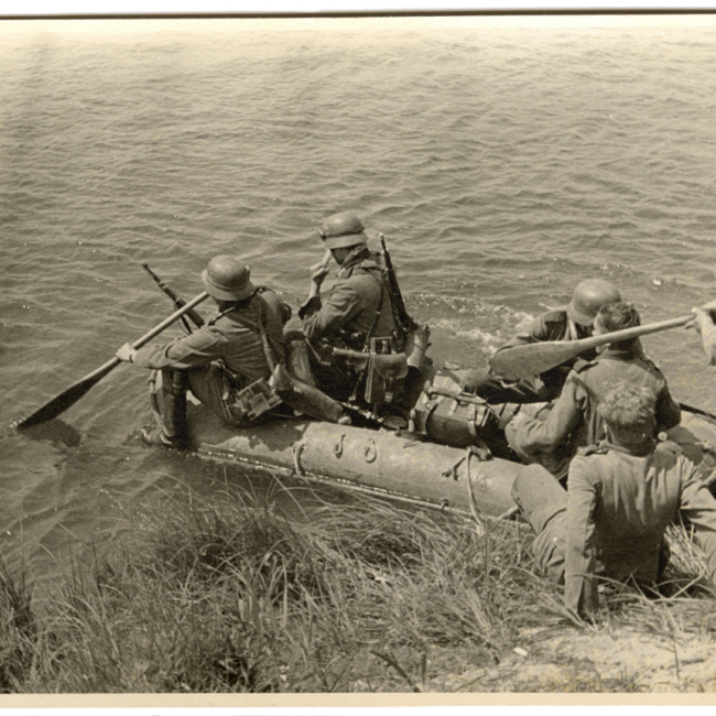 Soldats allemands traversant l’Aisne à bord d’un canot pneumatique en 1940