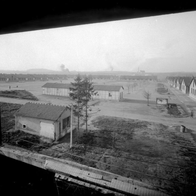 Vue du Frontstalag 122 de Compiègne-Royallieu montrant les baraquements alignés dans le camp