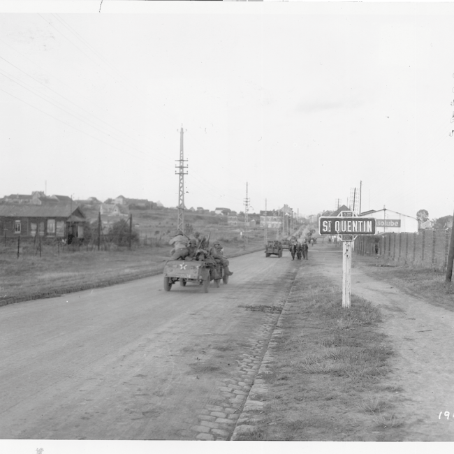 Arrivée de jeeps américaines sur la route menant à Saint-Quentin en 1944