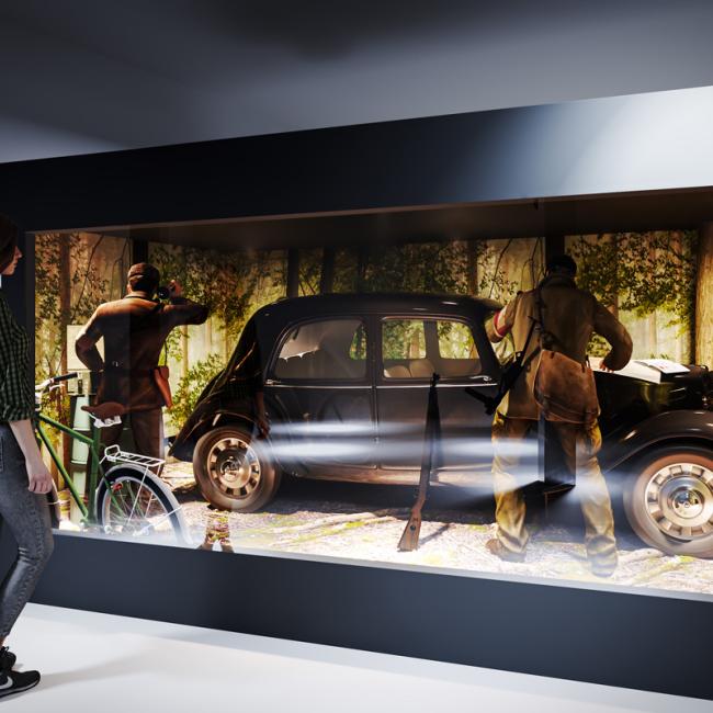Visiteur devant un diorama montrant une scène de Résistance autour d’une voiture dans un décor forestier