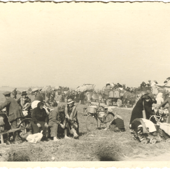 Civils en exode sur les routes près de Saint-Quentin en 1940, avec charrettes, vélos et effets personnels