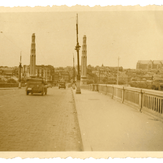 Vue du pont de Saint-Quentin sous l’occupation, avec la ville en arrière-plan