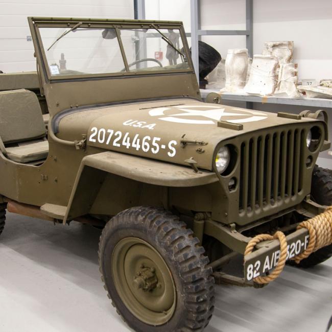 Jeep WILLYS MB militaire de la Seconde Guerre mondiale, vue de côté dans les espaces des collections départementales de l'Aisne