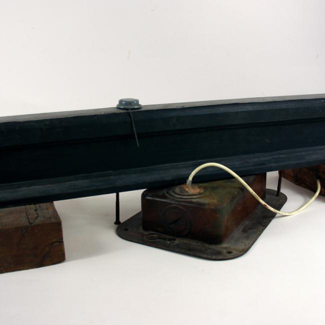 Reconstitution d’un dispositif de sabotage ferroviaire avec une mine antichar française modèle 1936 placée sous un rail