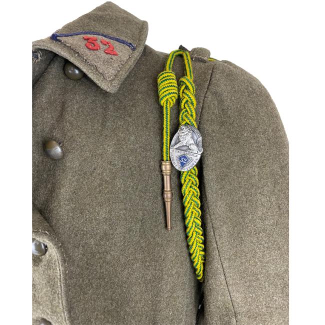 Détail d'une capote modèle 1920-35 du 32e régiment d'infanterie avec numéro 32 au col et fourragère portée à l'épaule