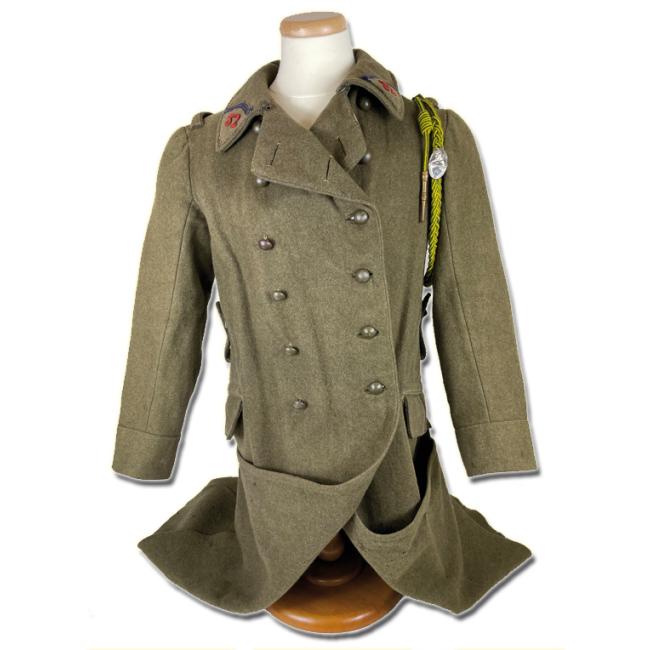 Capote modèle 1920-35 de soldat du 32e régiment d'infanterie exposée sur mannequin