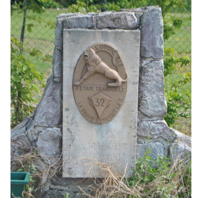 Stèle commémorative du 32e régiment d'infanterie avec insigne régimentaire à Tergnier