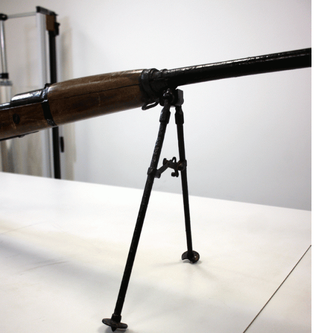 Détail du bipied métallique d’un fusil anti-char wz. 35 polonais de la Seconde Guerre mondiale.
