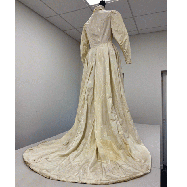 Robe de mariée en toile de parachute avec longue traîne.
