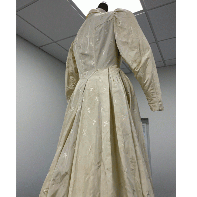 Dos d'une robe de mariée avec motifs de Croix de Lorraine.
