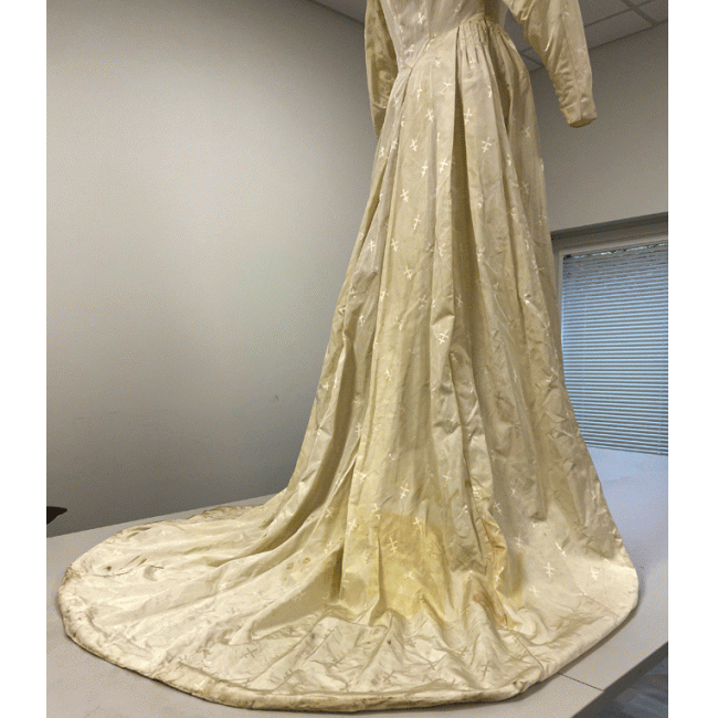 Traîne de robe de mariée en toile de parachute.