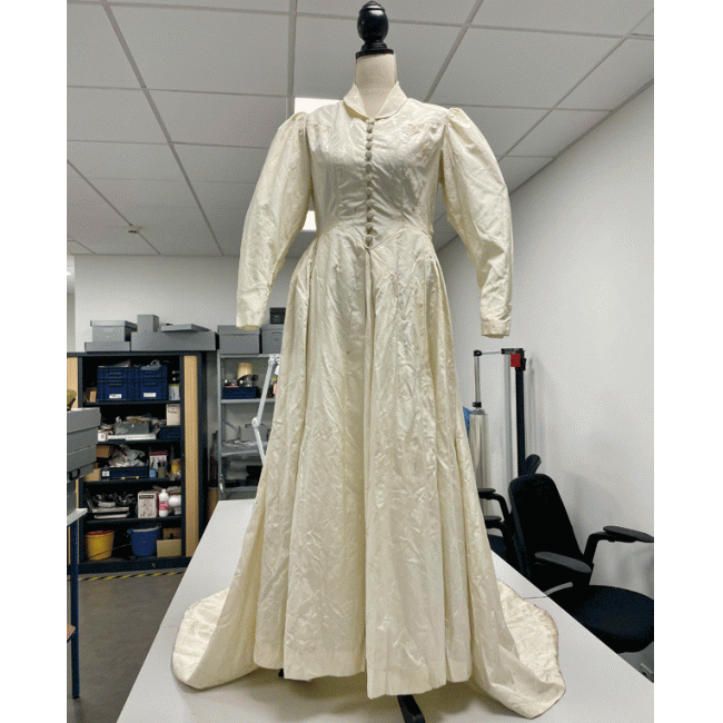 Vue de face d'une robe de mariée en toile de parachute.