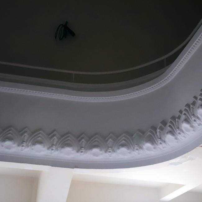 Moulures restaurées au balcon du musée de la Résistance et de la Déportation de l’Aisne par l’artisan staffeur Franck Thième