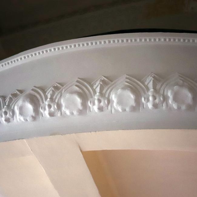 Détail des moulures décoratives restaurées dans l'ancienne salle de spectacle du musée de la Résistance et de la Déportation de l’Aisne