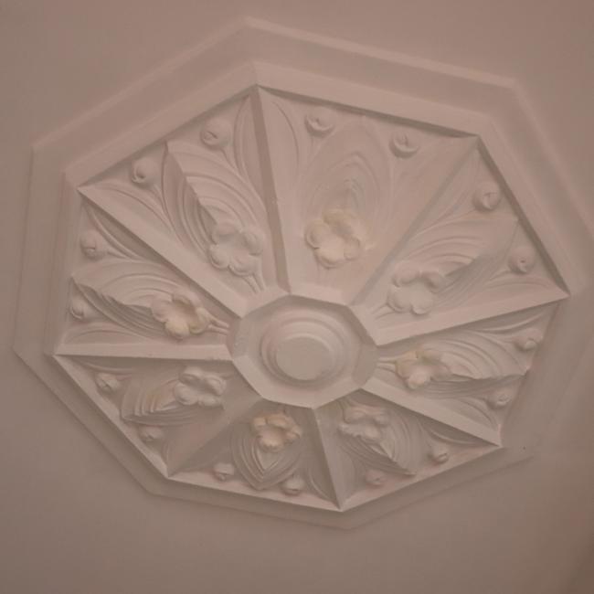 Rosace moulurée restaurée au plafond du musée de la Résistance et de la Déportation de l’Aisne