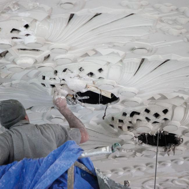 Travaux de restauration des décors en staff du plafond du musée de la Résistance et de la Déportation de l’Aisne