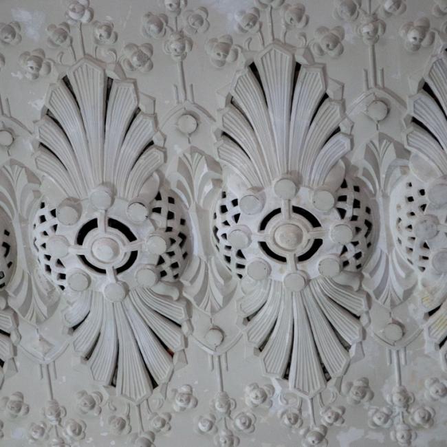 Détail des ornements en staff restaurés au plafond du musée de la Résistance et de la Déportation de l’Aisne