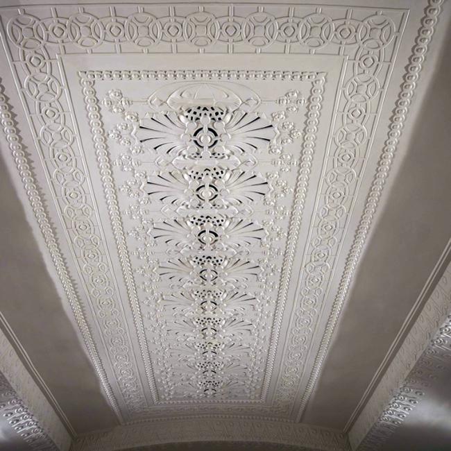 Vue d'ensemble du plafond historique restauré du musée de la Résistance et de la Déportation de l’Aisne