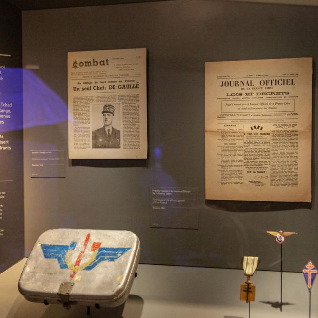 Vitrine consacrée à la France Libre présentant des documents et objets historiques au Musée de la Résistance et de la Déportation de l’Aisne
