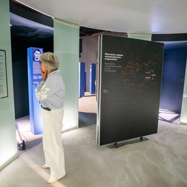 Visiteurs découvrant l’espace consacré à la déportation et au système concentrationnaire nazi au Musée de la Résistance et de la Déportation de l’Aisne