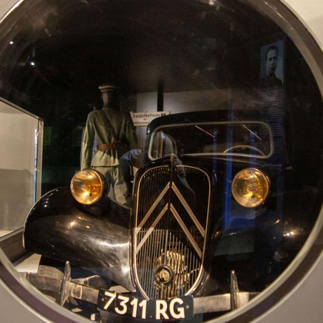 Automobile Citroën et uniforme d’époque présentés dans le parcours permanent du Musée de la Résistance et de la Déportation de l’Aisne