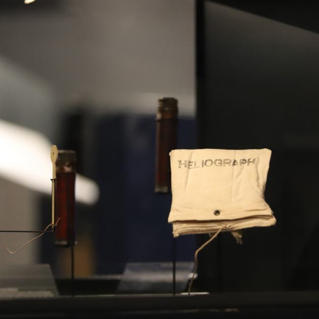 Objets de transmission et de communication clandestine présentés dans une vitrine du Musée de la Résistance et de la Déportation de l’Aisne